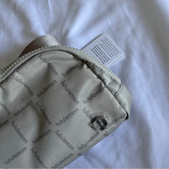 🆕🤍 Lululemon Everywhere Belt Bag - Wordmark Grid Raw Linen - Picture 3 of 8